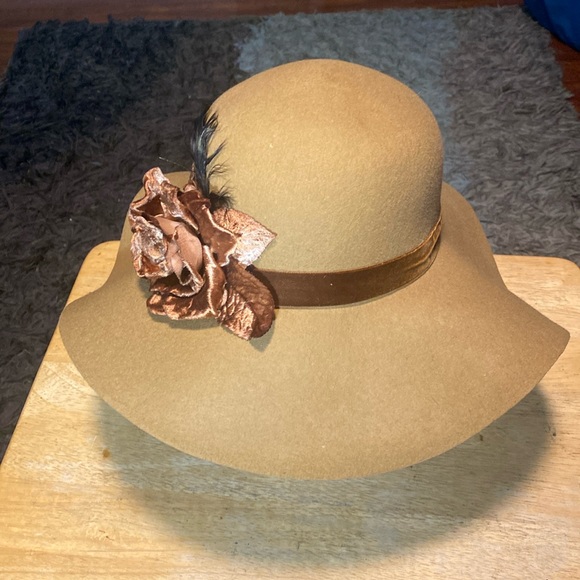 Liz Claiborne Accessories - LIZ CLAIRBORNE FELT HAT W/FLOWER & FEATHER ON THE SIDE